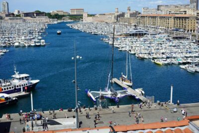 L'Ocean Fifty Leyton dans le vieux port de Marseille pendant le Sommet des Organisations durables organisé par le cabinet de conseil international