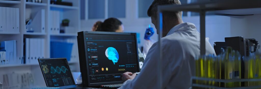 Un scientifique en neurotechnologie lisant une IRM cérébrale, bioscience.