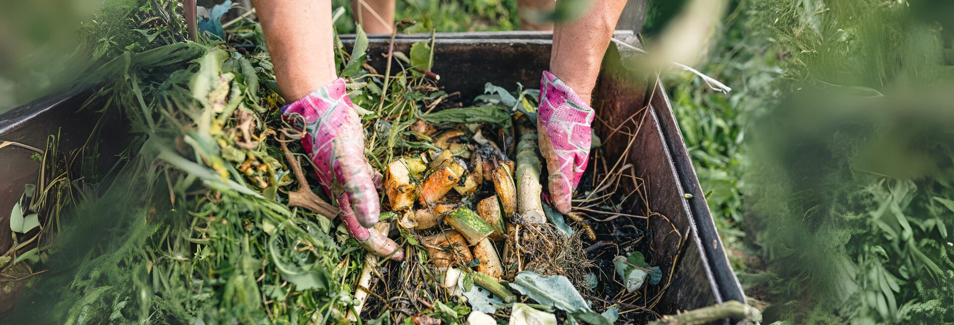 Le compostage des déchets naturels par compostage à chaud afin de lutter contre la dégradation des sols et de gérer les déchets organiques.