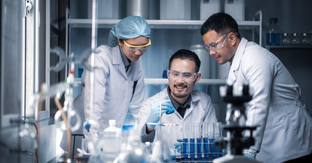 Chercheurs en laboratoire menant des essais cliniques et préparant l'expansion internationale depuis le Québec