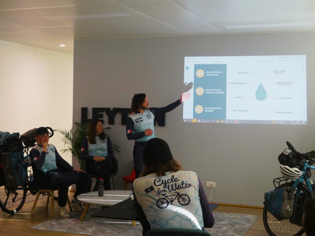 Cycle for Water durant leur présentation au siège de Leyton après leur aventure en vélo autour du monde
