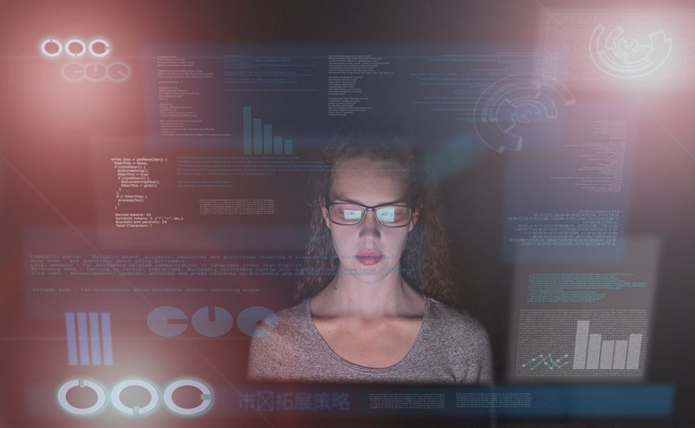 Une femme devant un écran analysant du code