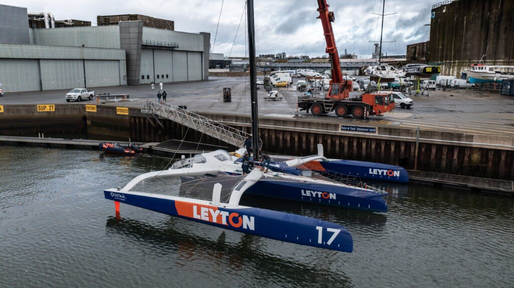 Mise à l'eau de l'Ocean Fifty Leyton à Lorient la Base. Prêt pour la saison 2022 avec le Pro Sailing Tour et la Route du Rhum en ligne de mire!