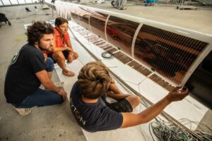 Les panneaux solaires fléxibles organiques Héole sont installés sur le mât de l'Ocean Fifty Leyton, utilisé comme Laboratoire pour des innovations durables en mer.