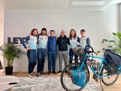 La team Cycle for Water et Leyton ensemble à l
