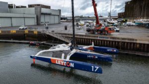 L'Ocean Fifty Leyton rimesso in acqua a Lorient, in Francia.