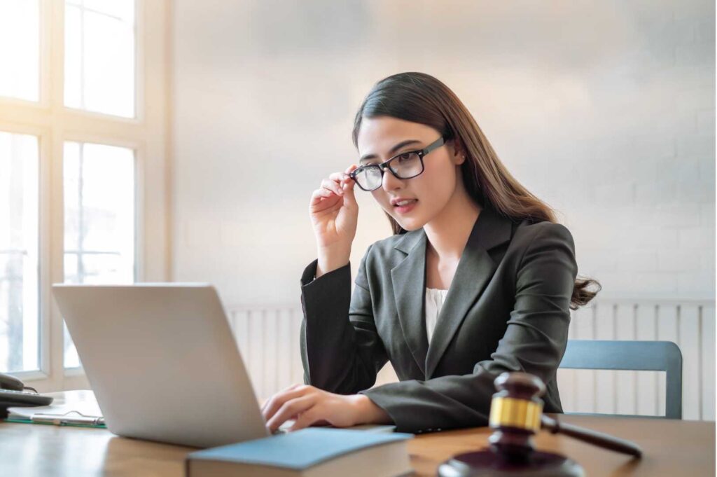 Avvocato che lavora sul regime IVA aziendale