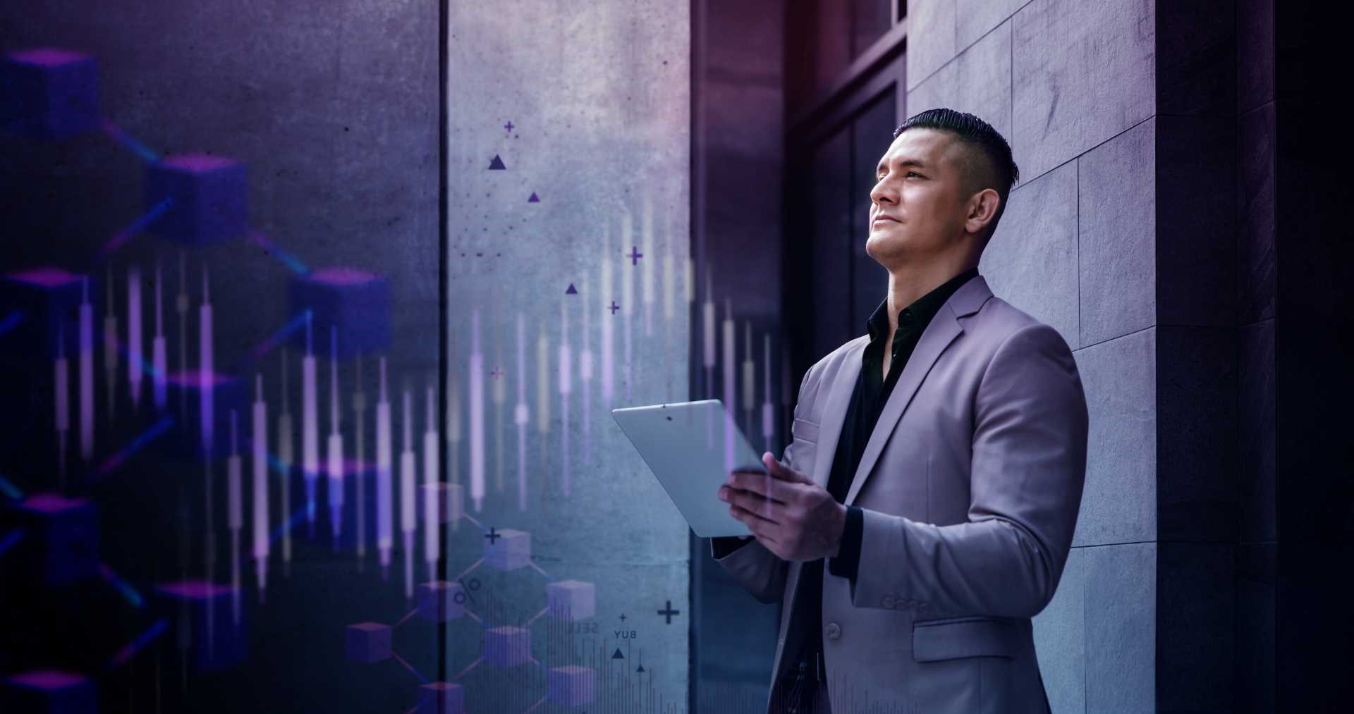 Esperto in criptovalute, in abbigliamento professionale, tiene un tablet in mano mentre analizza grafici o monitora il mercato delle criptovalute, in un ambiente moderno e tecnologico.