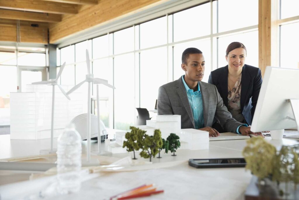 Due consulenti che si occupano di transizione energetica