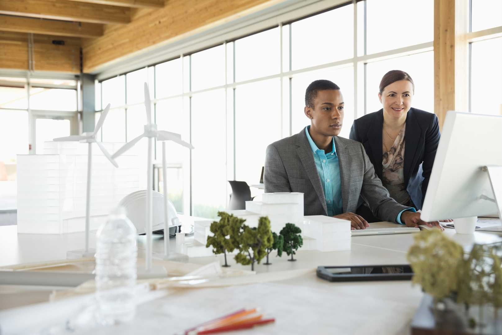 Due consulenti che si occupano di transizione energetica