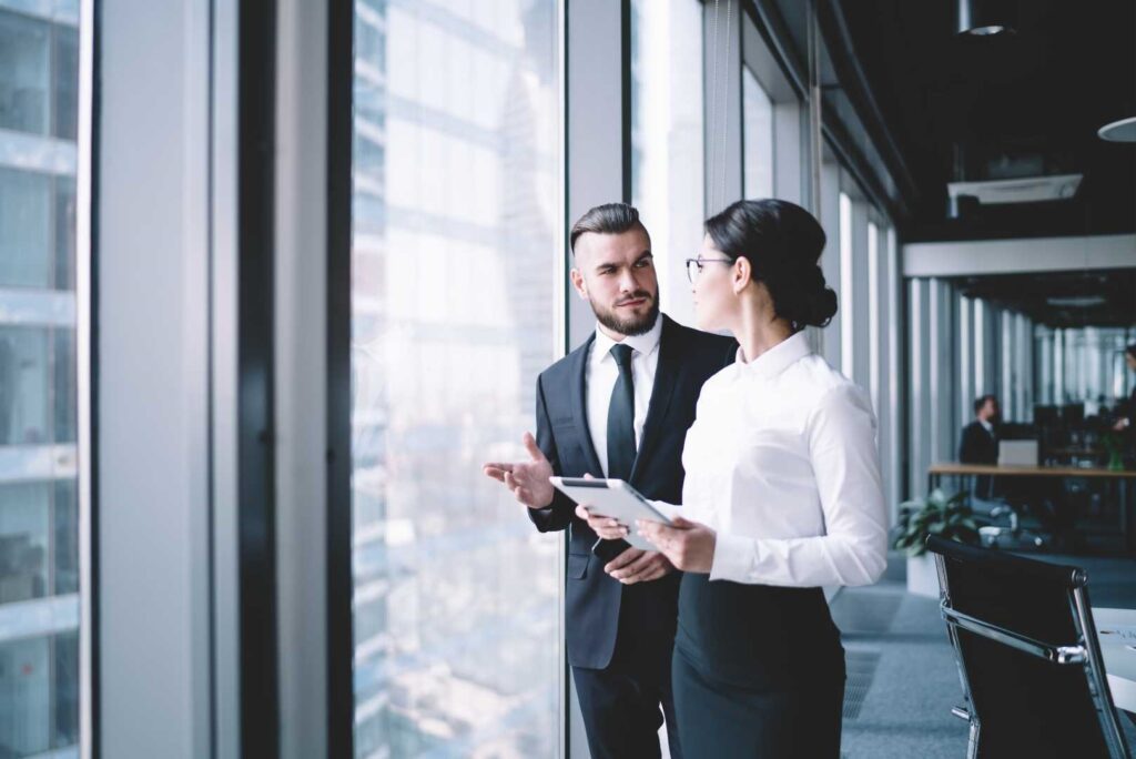 due-consulenti-che-parlano-in-ambiente-di-lavoro