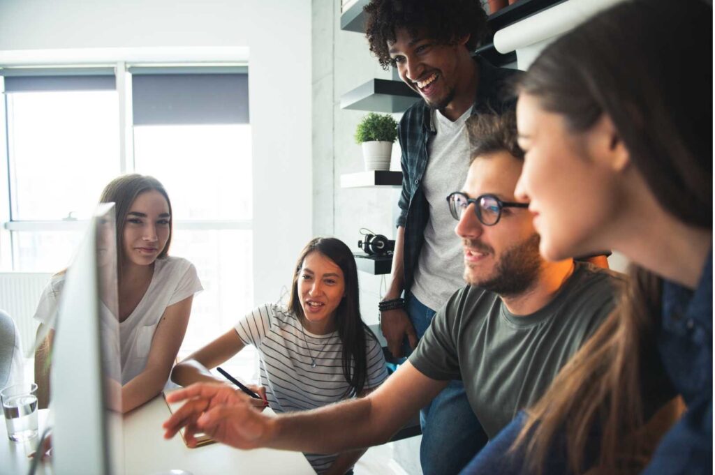 un-team-di-persona-che-lavorano-davanti-ad-un-pc