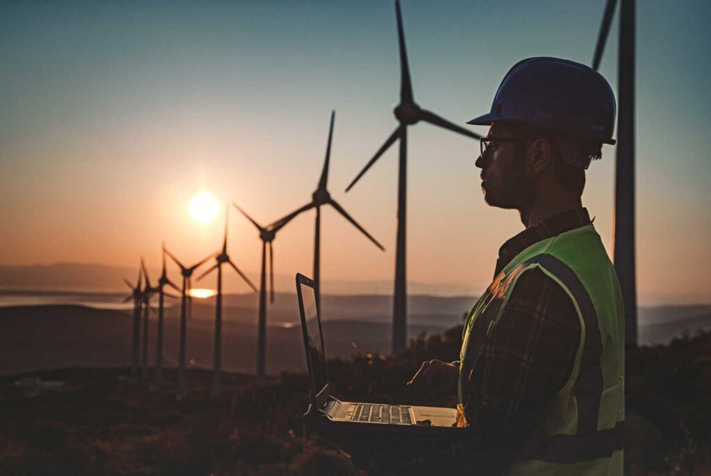 uomo-che-guarda-lorizzone-in-un-impianto-eolico-al-tramonto