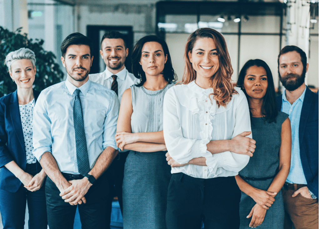 Consulenti collaborano insieme in ufficio in un ambiente luminoso.