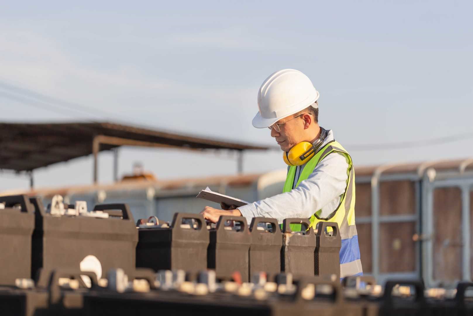 Un-lavoratore-che-sistema-delle-batterie