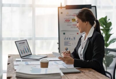 ConsulenteTax lavora su dei grafici.