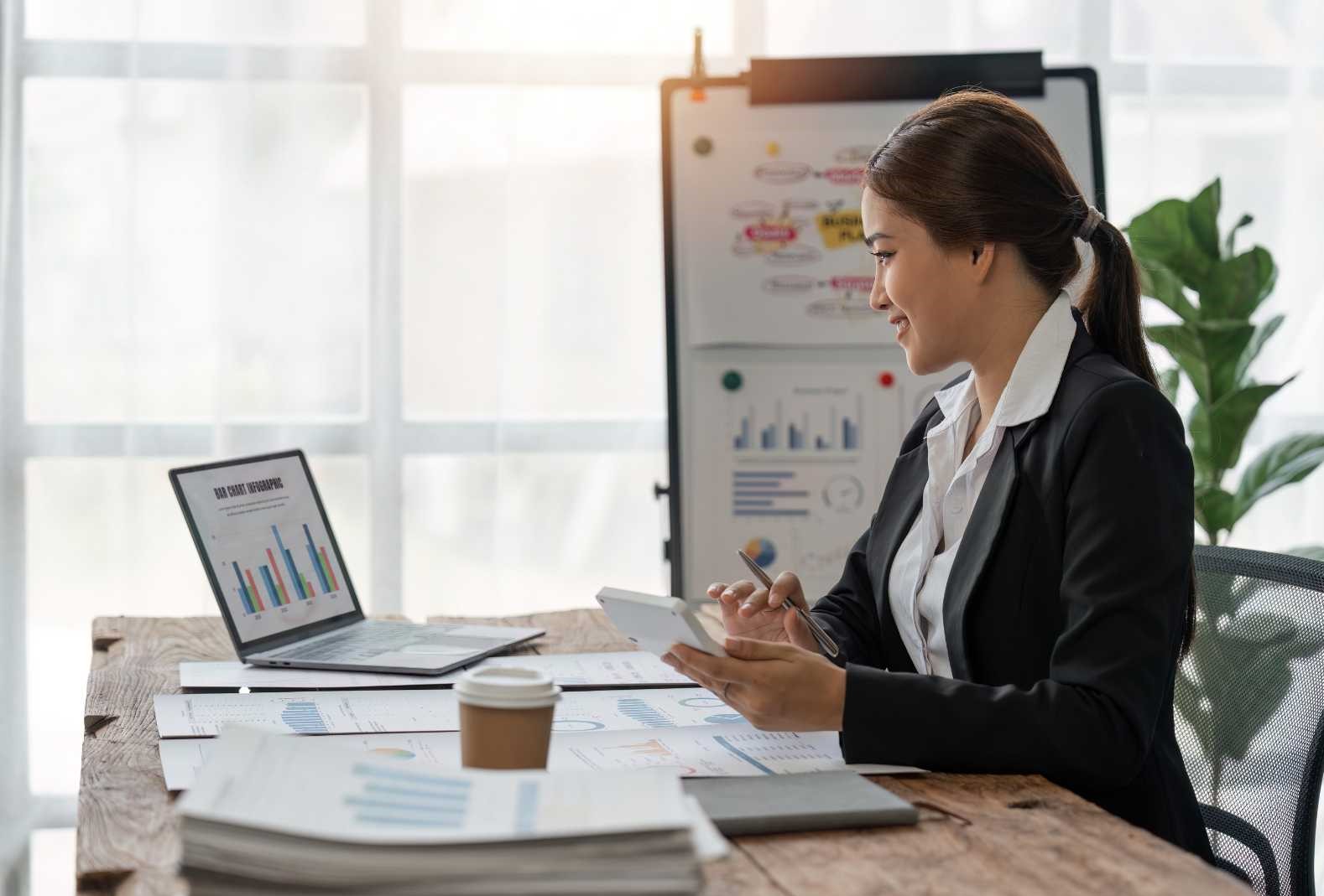 ConsulenteTax lavora su dei grafici.