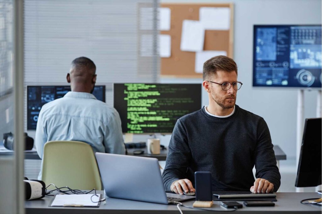 due-colleghi-che-lavorano-al-pc-in-ufficio-su-un-processo-di-digitalizzazione