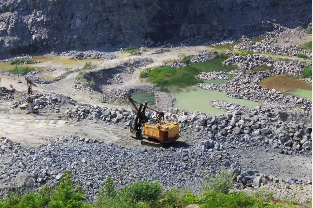 immagine-panoramica-di-una-miniera-con-una-macchina-per-estrazione-di-minerali