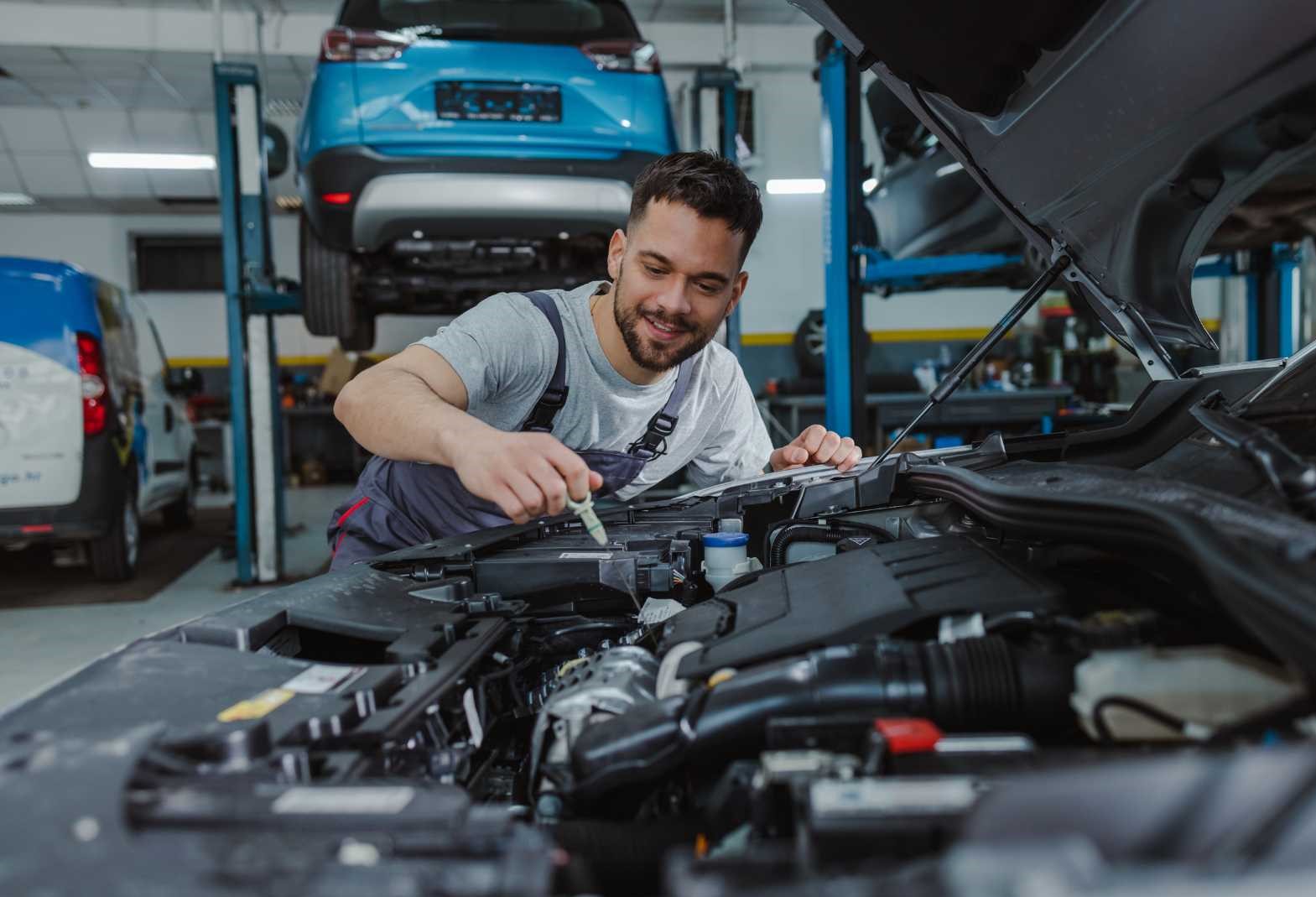 Meccanico lavora su un auto in officina.