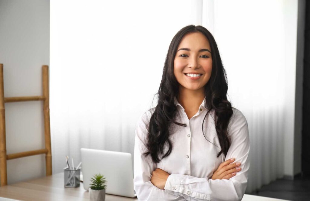 misura simest - Donna in abiti da ufficio in un ambiente luminoso