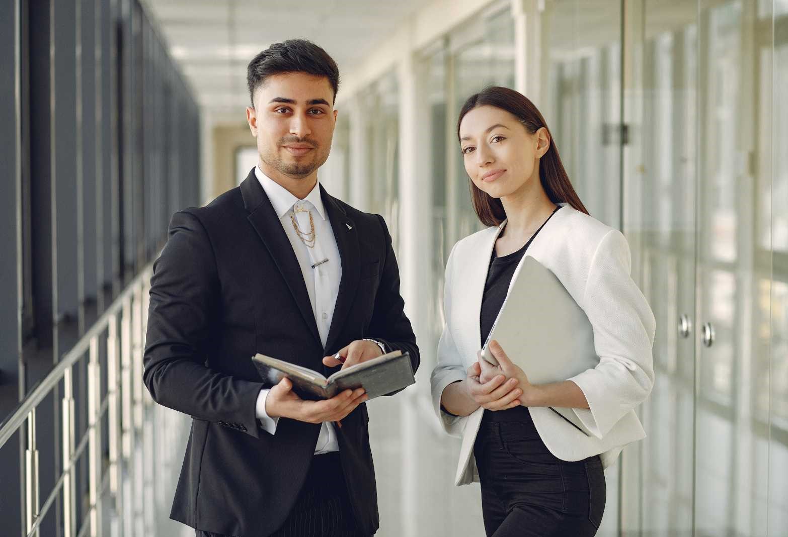 Consulenti collaborano insieme in un ambiente luminoso.