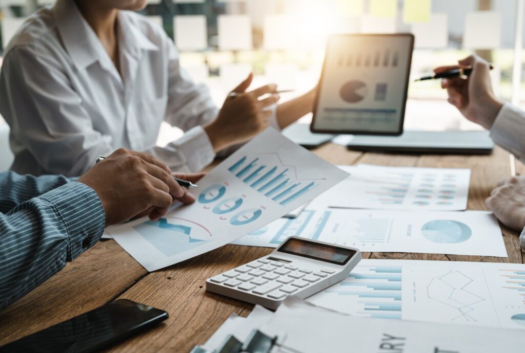 Consulenti analizzano dei dati insieme in ufficio.