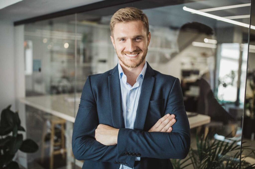 Consulente in abito sorride in ufficio.