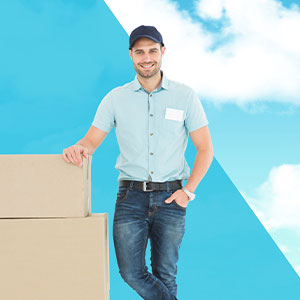 Un operatore doganale dell'area Tax di Leyton accanto a del materiale da spedire.