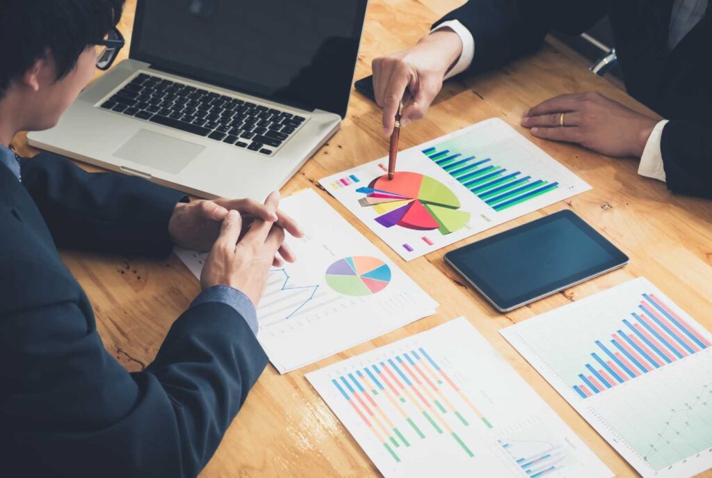 Consulente tax lavora in un ambiente ben illuminato.