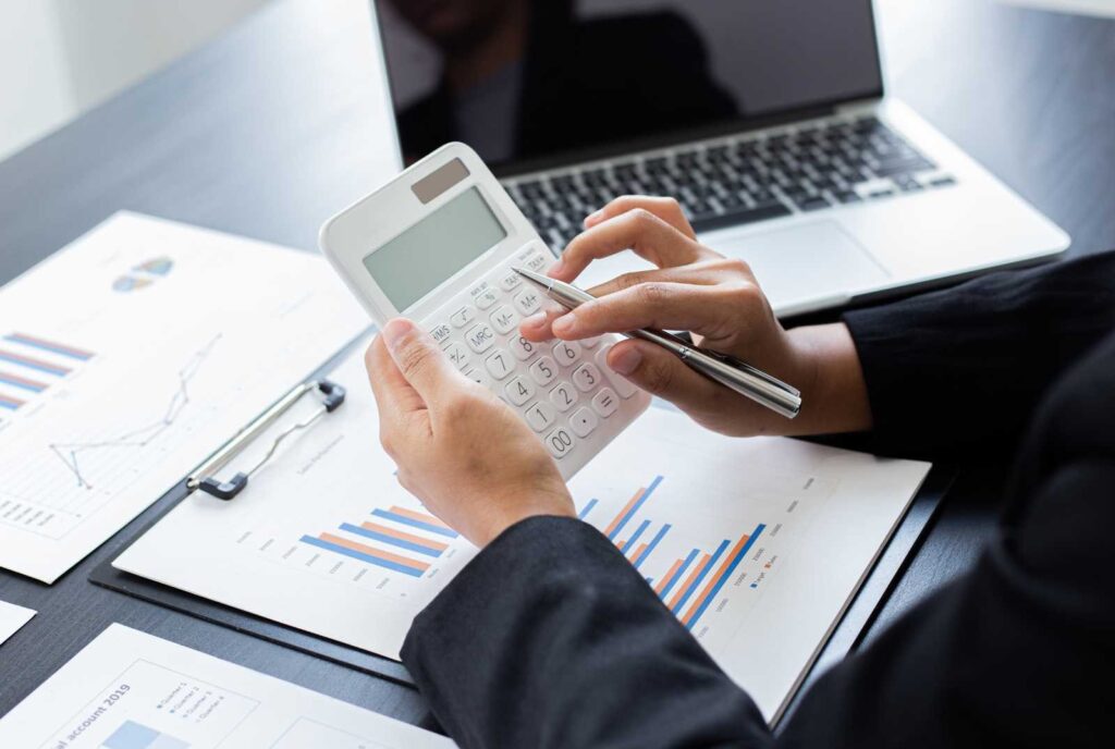 Consulente tax lavora in un ambiente ben illuminato.