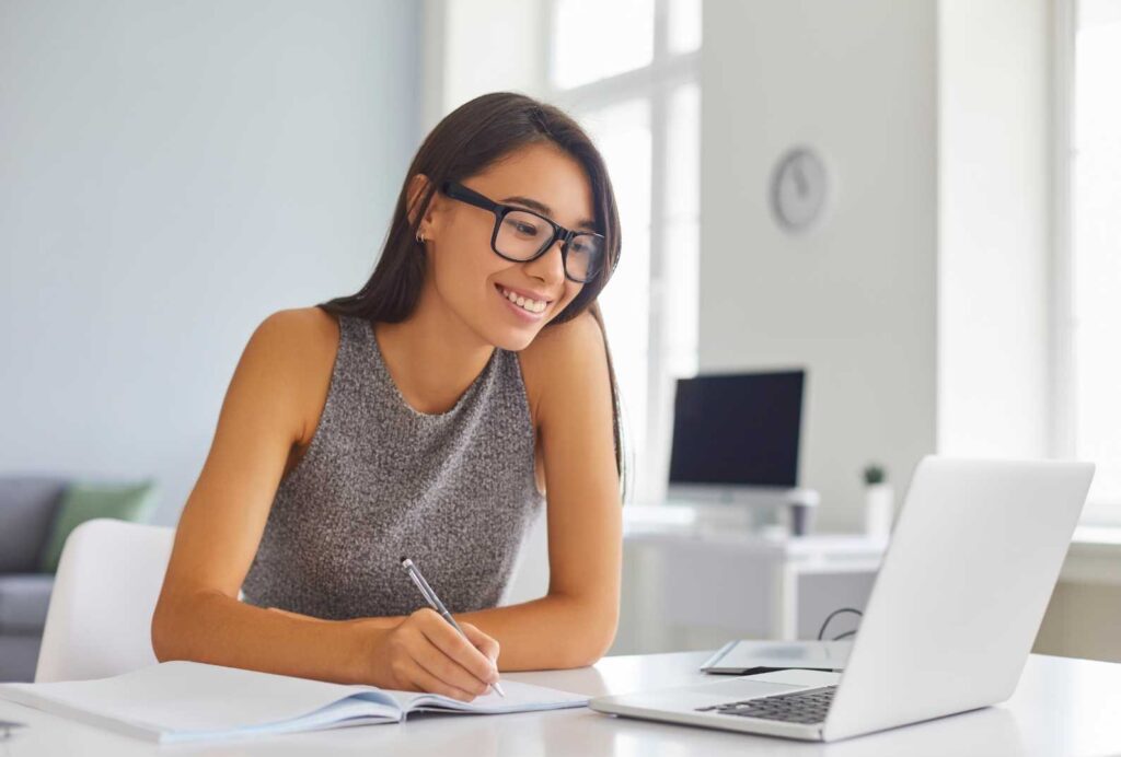 Consulente lavora al suo laptop in un ambiente ben illuminato