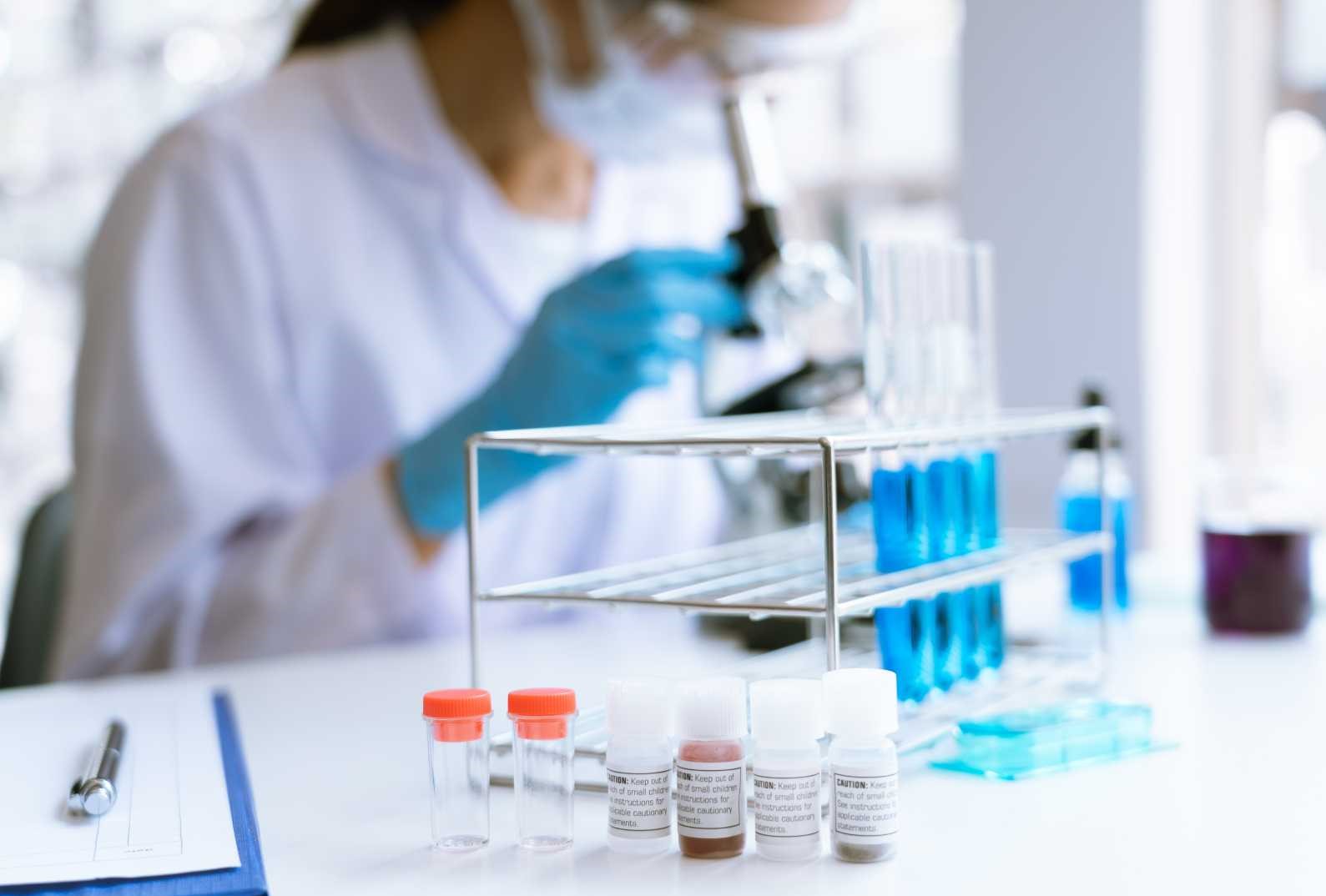 Un operatore del settore healthcare svolge delle analisi con delle provette in laboratorio.