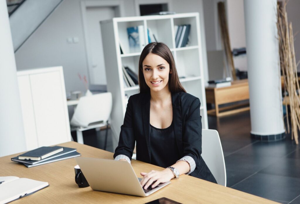 Consulente R&S lavora in ufficio con il suo laptop. Strategie IPR