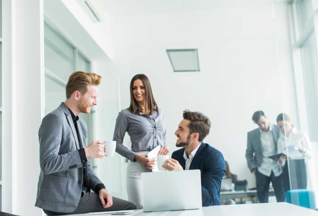 Un gruppo di consulenti che lavorano insieme in ufficio. Decreto Omnibus 2024