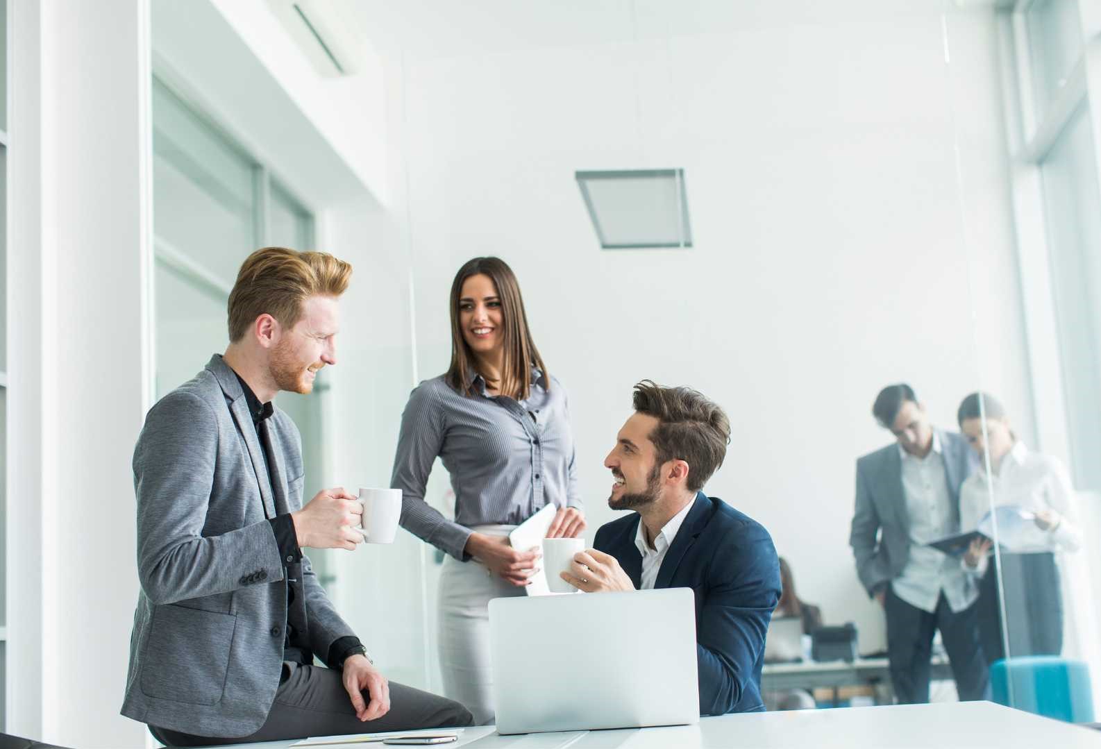 Un gruppo di consulenti che lavorano insieme in ufficio. Decreto Omnibus 2024