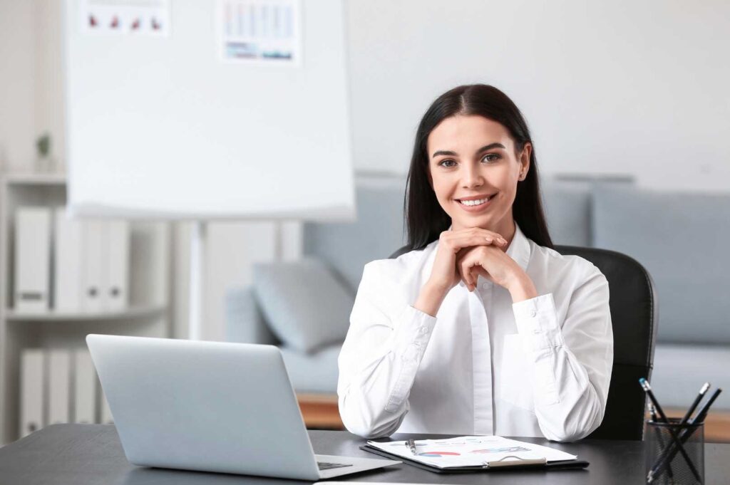 Professionista in ufficio mentre lavora a un'analisi aziendale, concetto di sostenibilità e costi di ciclo di vita