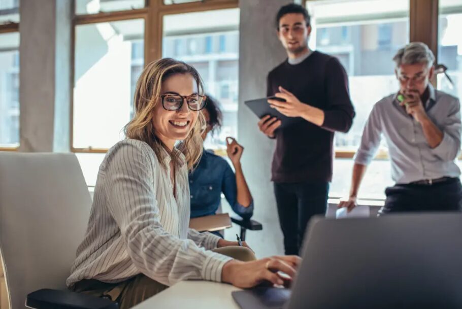 Un team di persone che collaborano insieme in ufficio.
