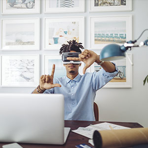 Un uomo utilizza un visore per la realtà aumentata.