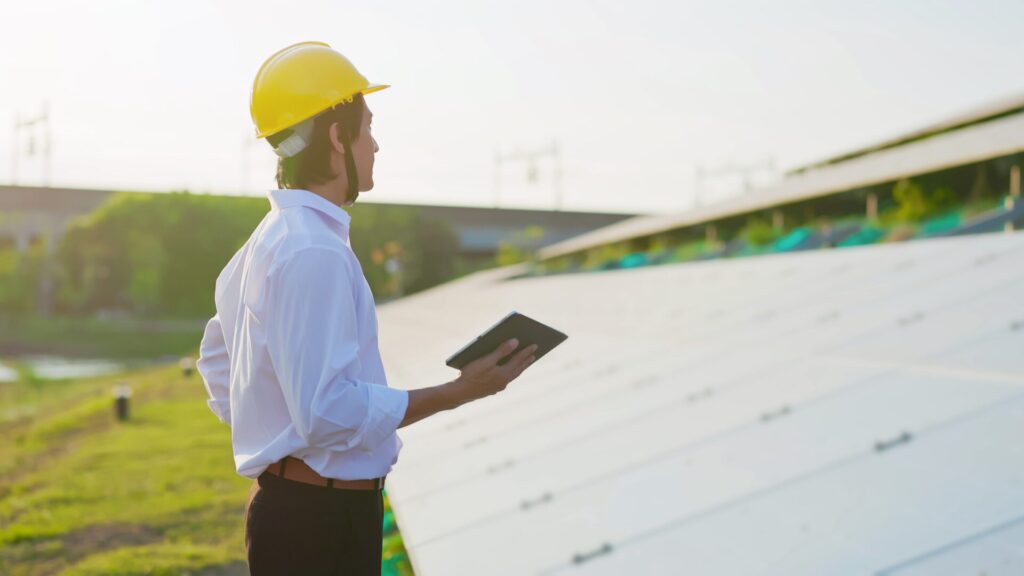 Direttore PMI nell'impianto fotovoltaico aziendale