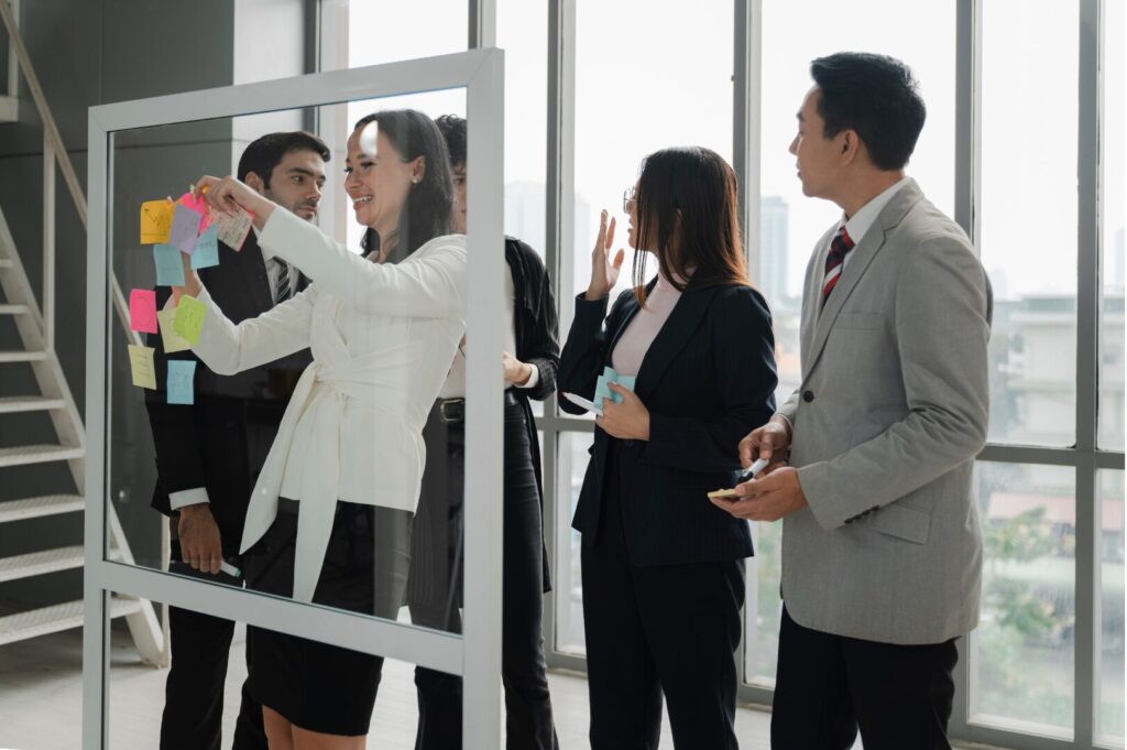 Un team in azienda al lavoro sul Bilancio di Sostenibilità