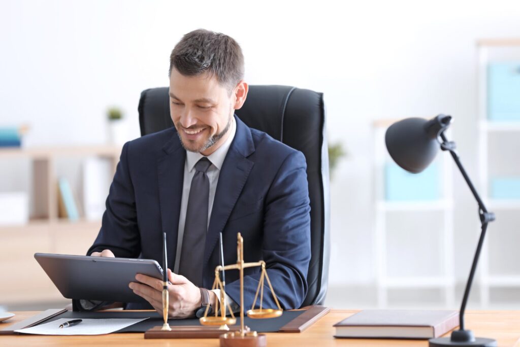 avvocato al lavoro su patent box