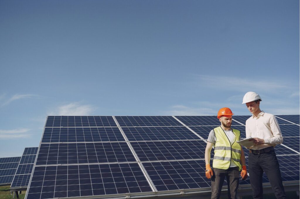 due persone al lavoro in un impianto fotovoltaico