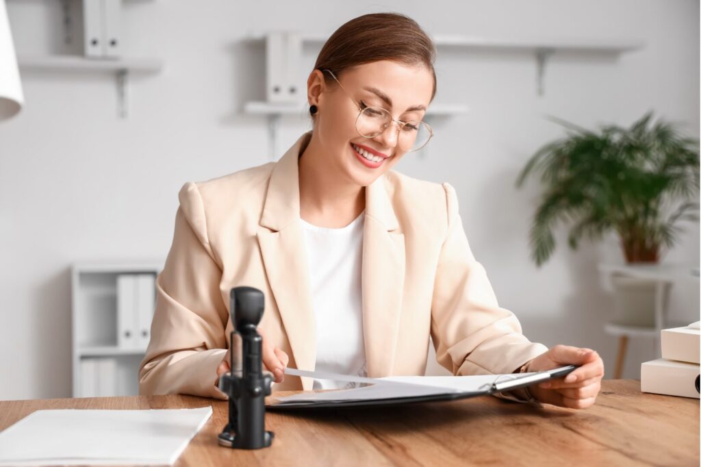 impiegata del mimit al lavoro su una scrivania