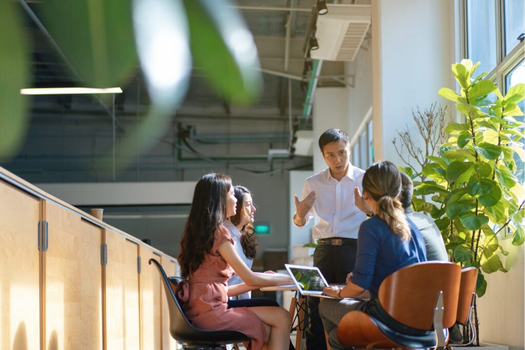 un team di lavoro su innovazione e sostenibilità