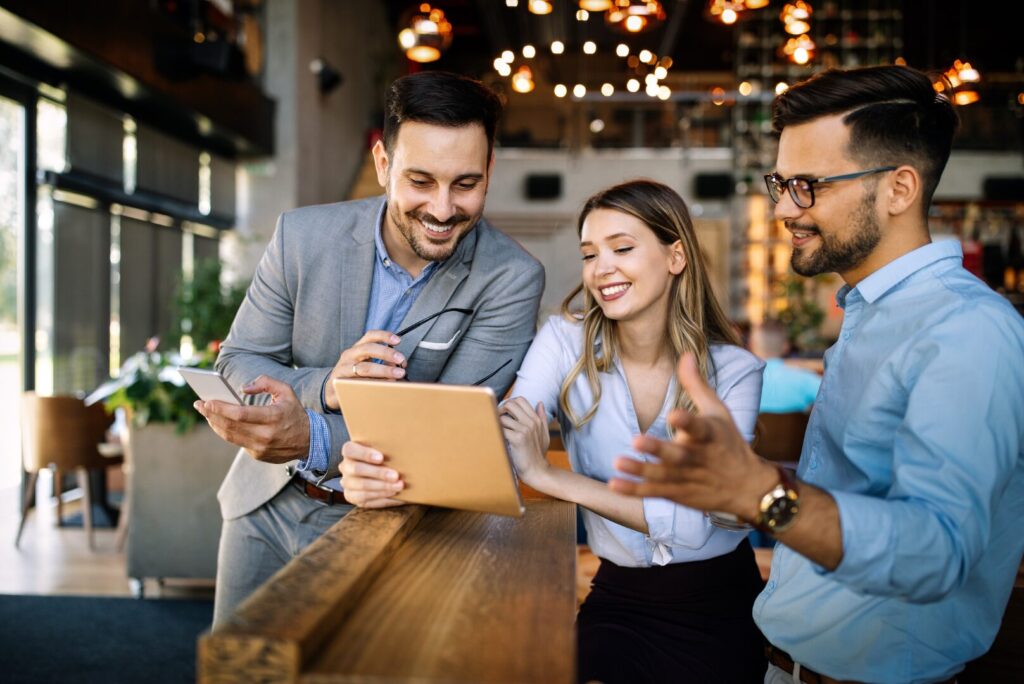 Tre colleghi che approfondiscono un documento sull'IRES premiale