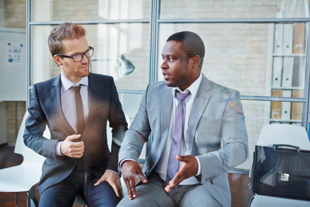 Due colleghi che discutono sugli asset immateriali