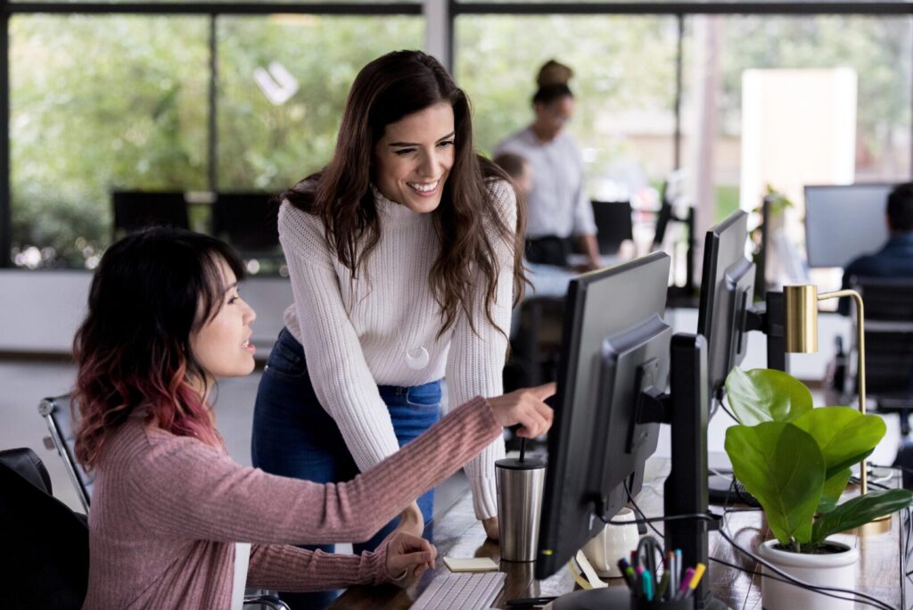 Due colleghe in ufficio che studiamo il regolamento del Conto Termico 3.0