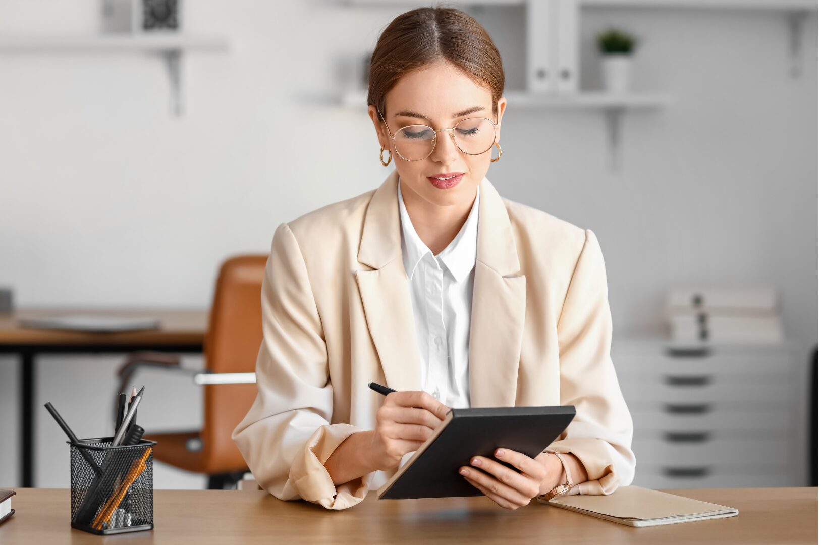 HR Manager che legge il regime fiscale degli impatriati