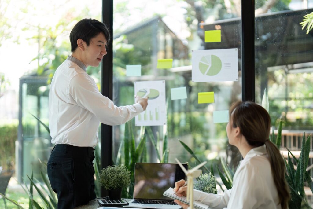 due lavoratori in ufficio in riunione sui temi ESG